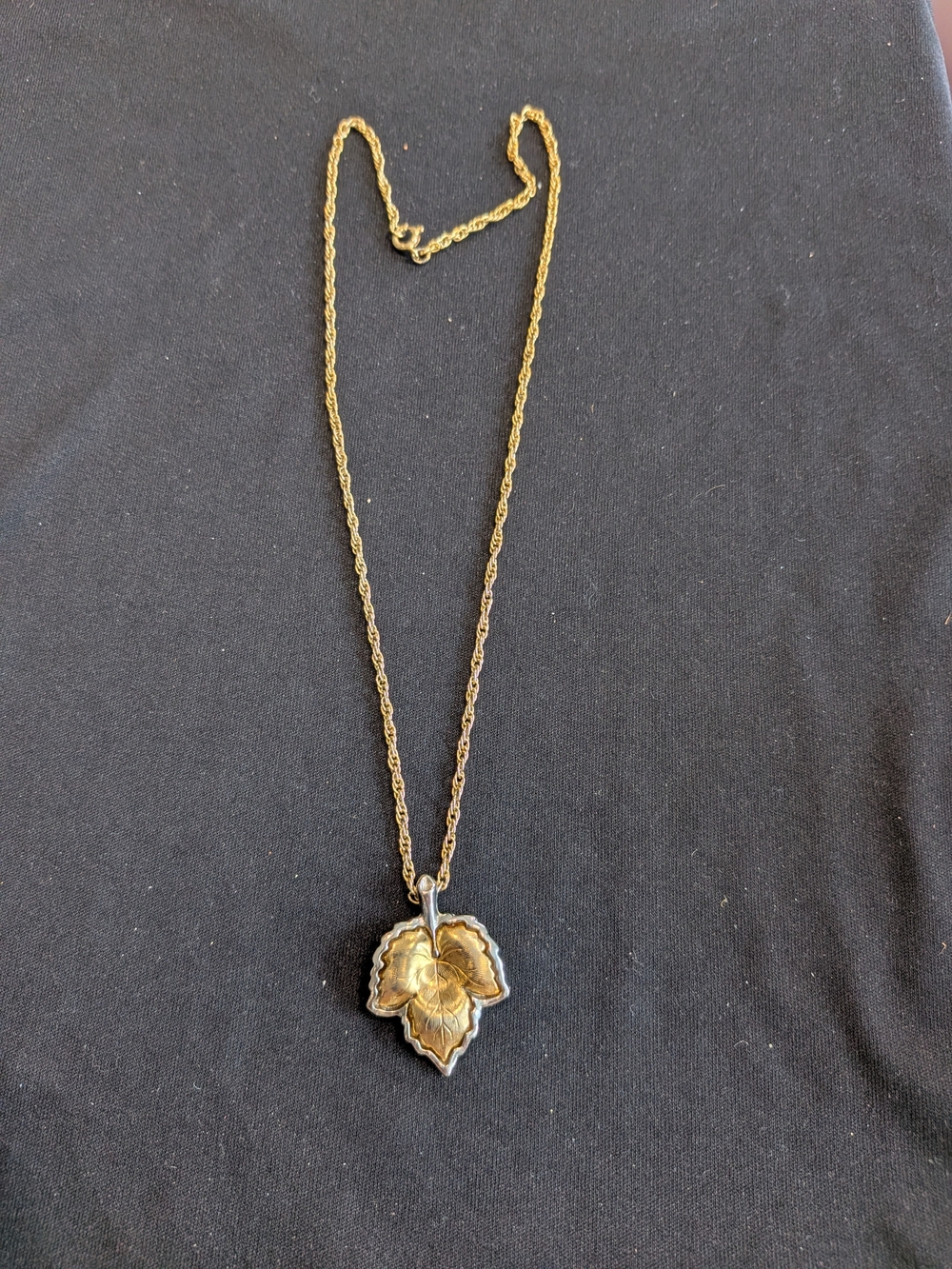 Vintage From 2001s Gold-Tone Leaf Pendant Necklace 10" - Women Jewelry